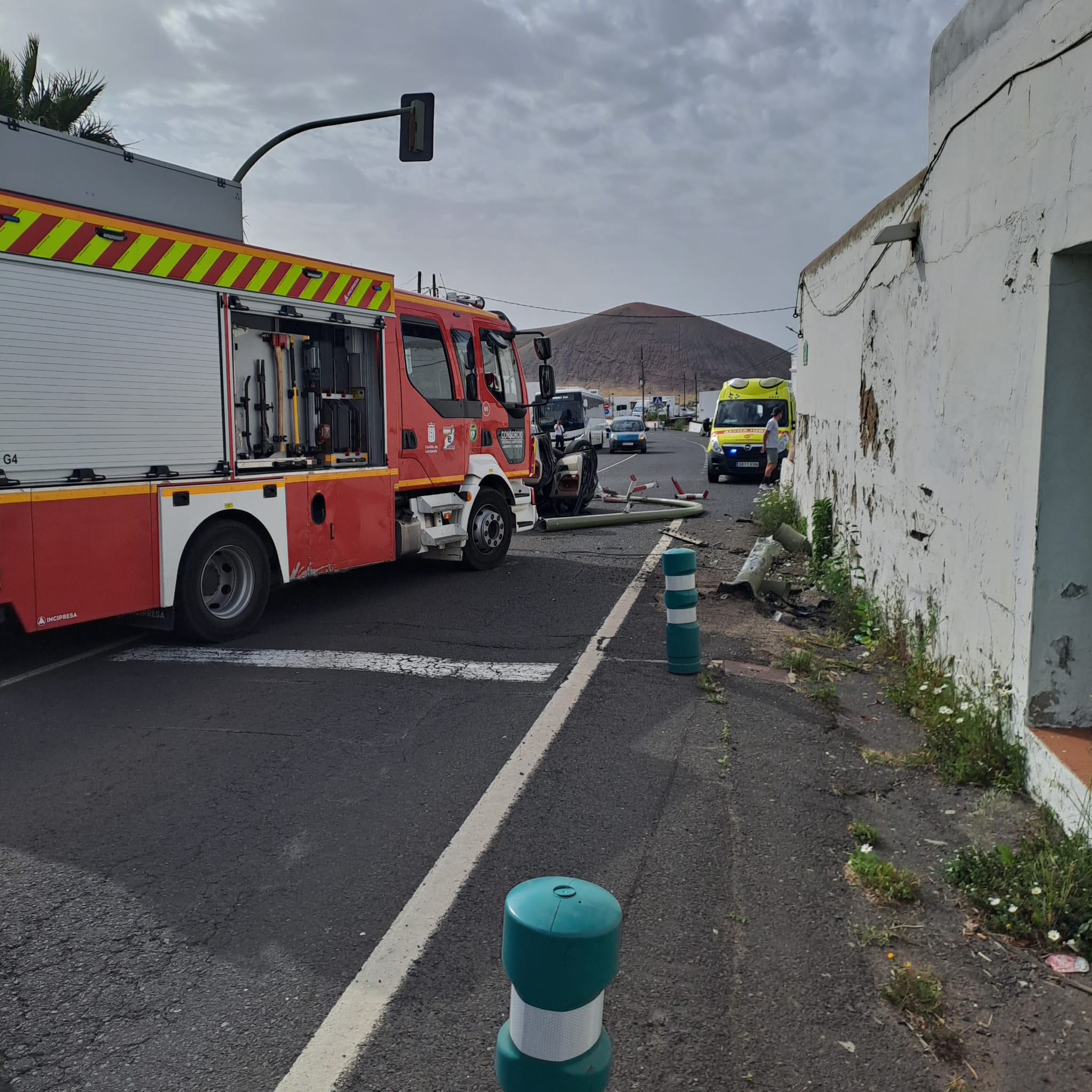 Bomberos de Lanzarote en el lugar del accidente.