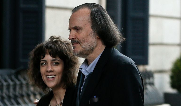 El diputado de En Marea Miguel Anxo Fernán Vello, junto a la portavoz del grupo en el Congreso, Alexandra Fernández, a su llegada a la Cámara Baja.