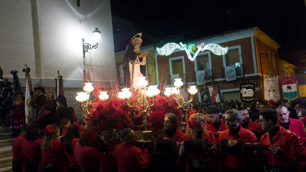 San Antón, a las puertas de la iglesia Santa Ana mientras los miles de asistentes cantan su pasodoble