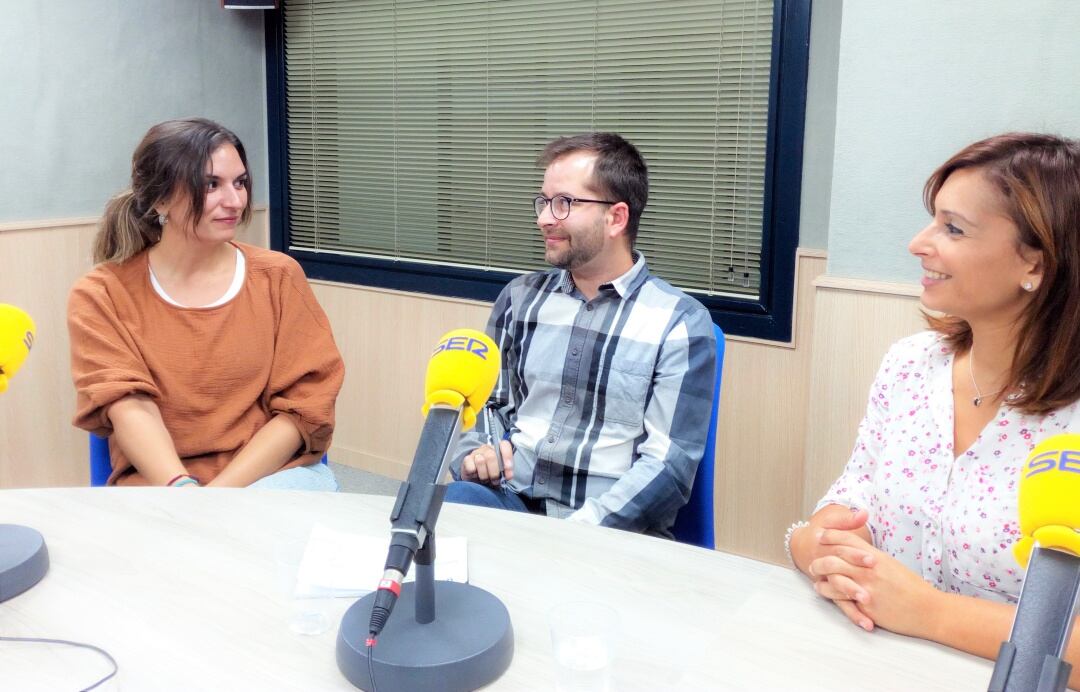 Silvia Ibáñez, Rubén Martínez y Raquel Herrero, en el estudio de Radio Elda