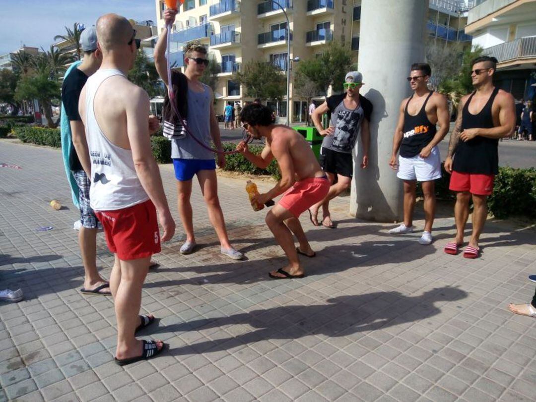 Imagen de archivo de turistas bebiendo en Playa de Palma