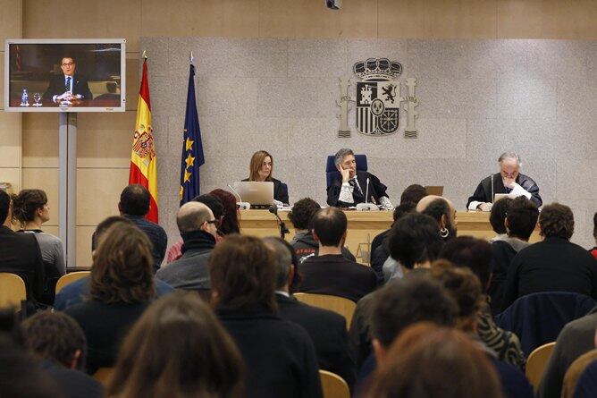 El magistrado de la Audiencia Nacional Fernando Grande-Marlaska sigue la intervención del presidente de la Generalitat, Artur Mas, durante su declaración por videoconferencia en la cuarta jornada del juicio contra 19 acusados del asedio al Parlament en 2011