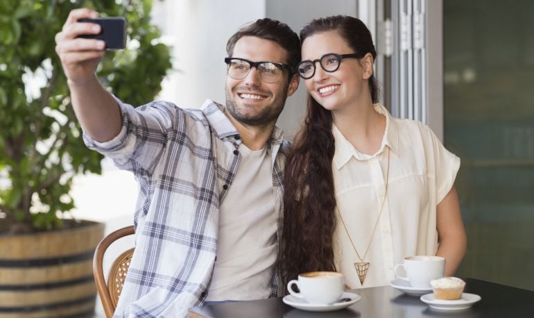 El &#039;selfie&#039; de esta feliz pareja tendría cierto aspecto fantasmagórico si hubieran utilizado las Privacy Visor.