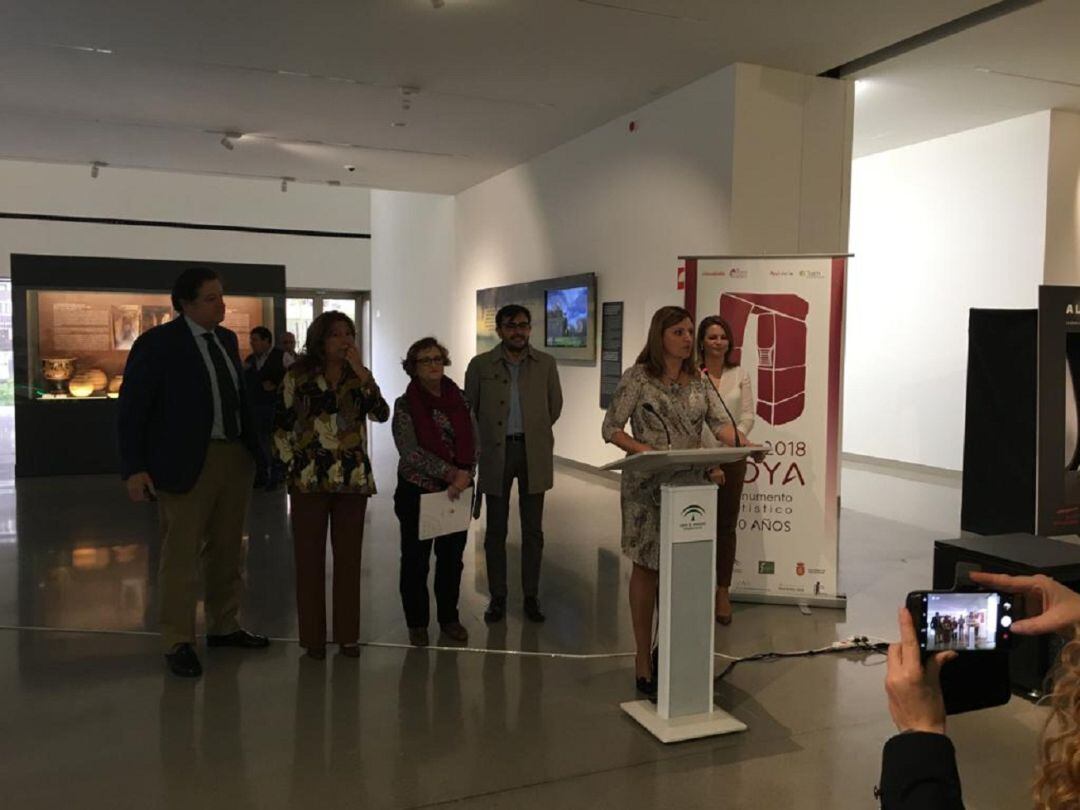 La alcaldesa de Peal de Becerro, Ana Dolores Rubia en el momento de la inauguración del la exposicion &quot;cien años de arqueología de un monumento: La Cámara de Tugia&quot;