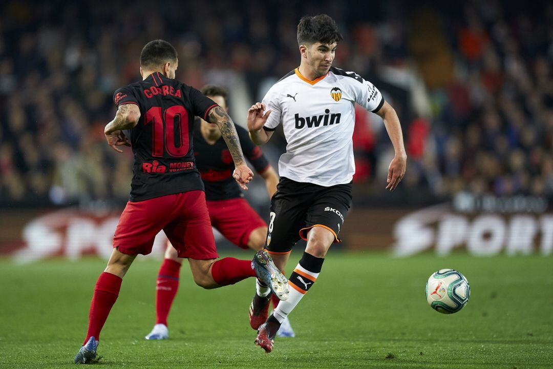 Carlos Soler y Ángel Correa durante el partido disputado en Mestalla la temporada