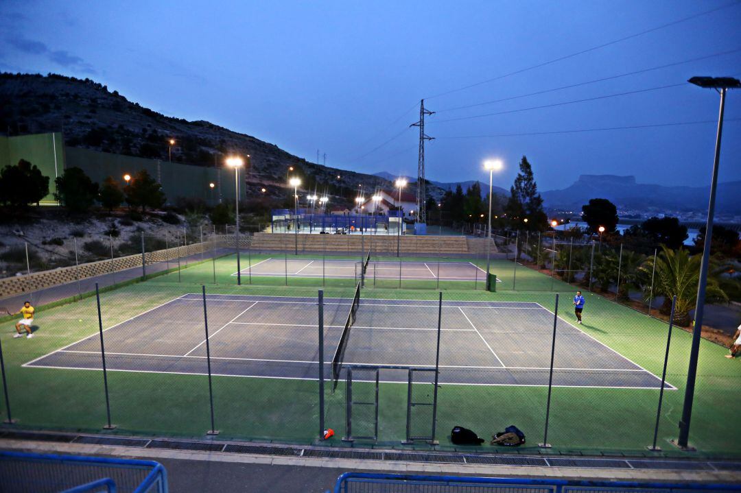 El Ayuntamiento de Elda reabre las pista de tenis y pádel de San Crispín