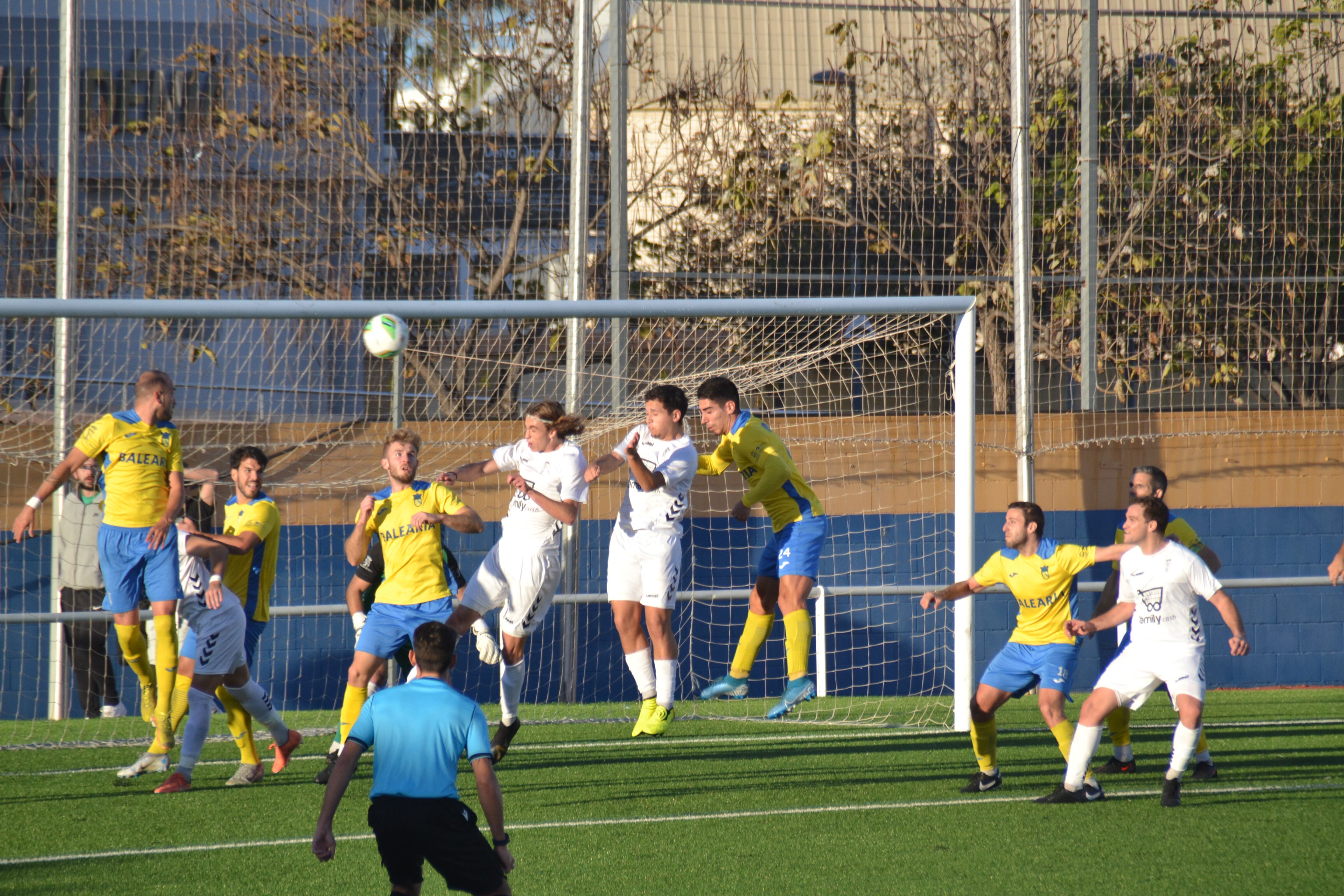 Jugadores del Dénia y Olimpic en un saque de esquina.