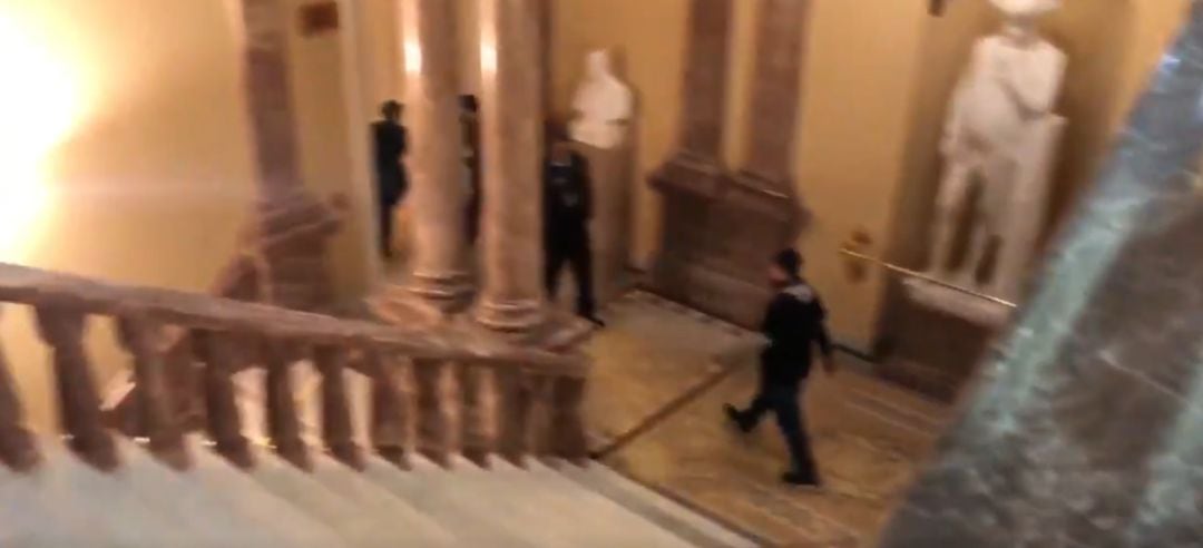 Los partidarios de Donald Trump irrumpen en el Capitolio saltándose varios cordones policiales