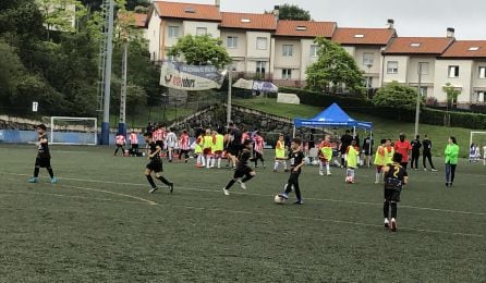 Los jugadores del College Cup comienzan uno de sus partidos en Puio