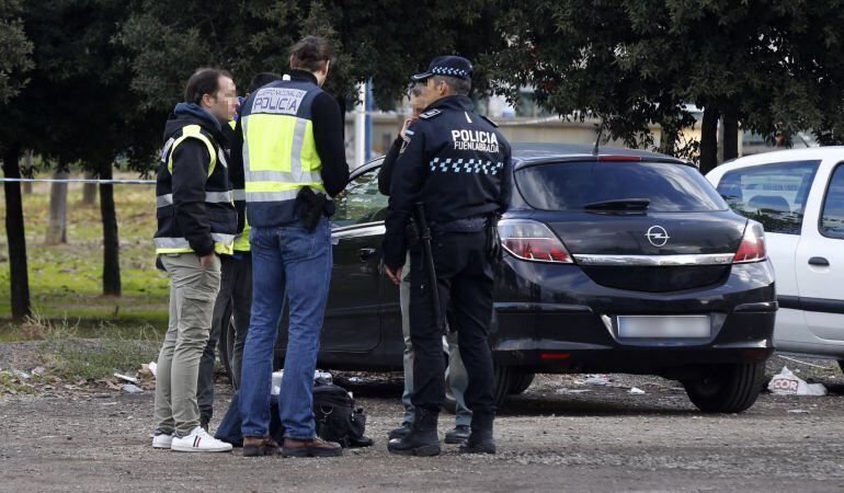 Cuando la policía llegó al lugar de los hechos se encontrarón al presunto asesino junto al vehículo donde estaba muerta Alia.