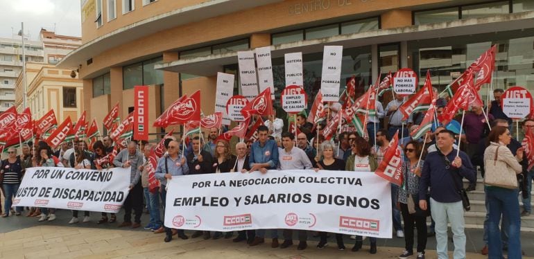 Concentración de UGT y Comisiones Obreras por la negociación colectiva