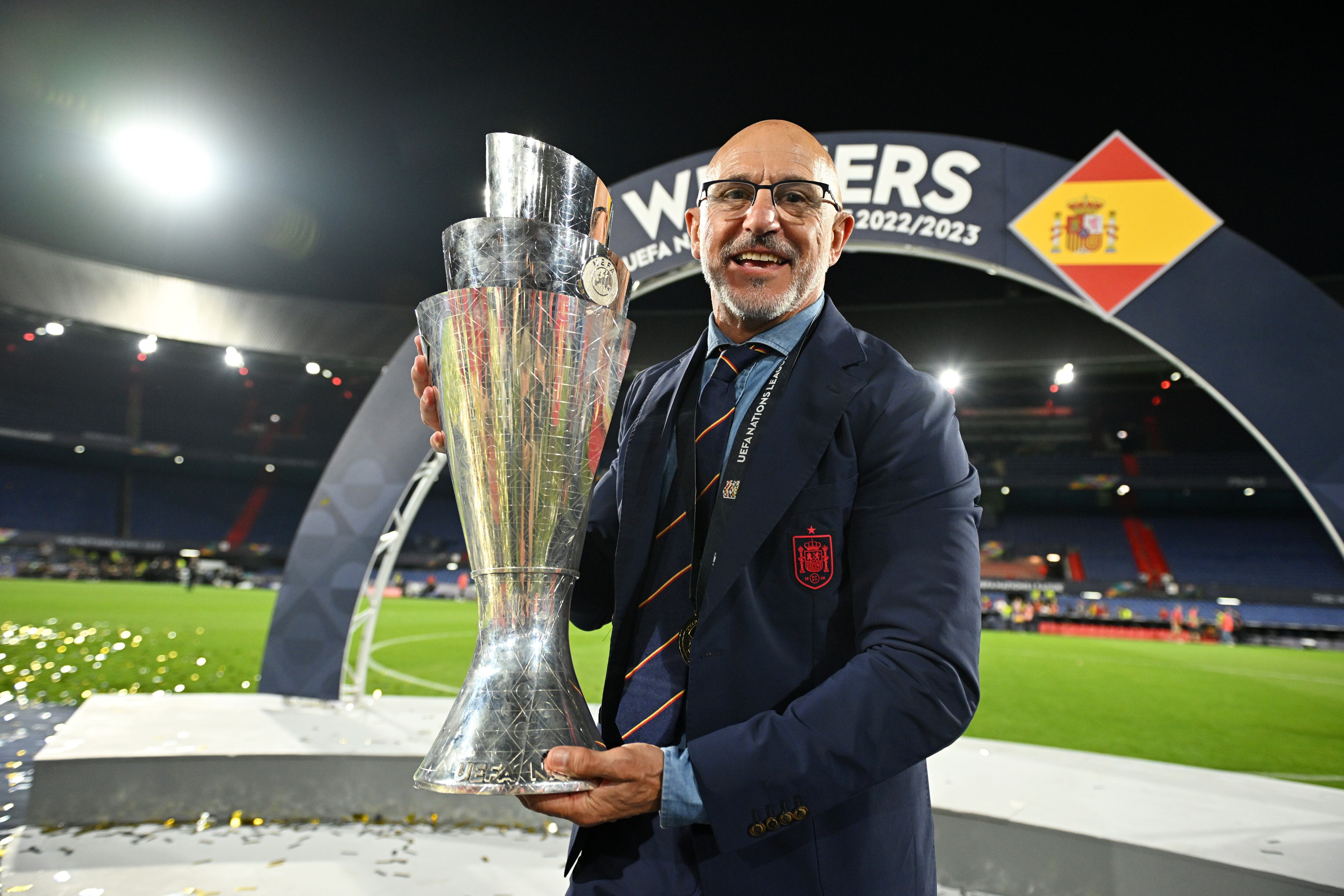 Luis de la Fuente posa junto al trofeo de campeón de la Nations League / UEFA