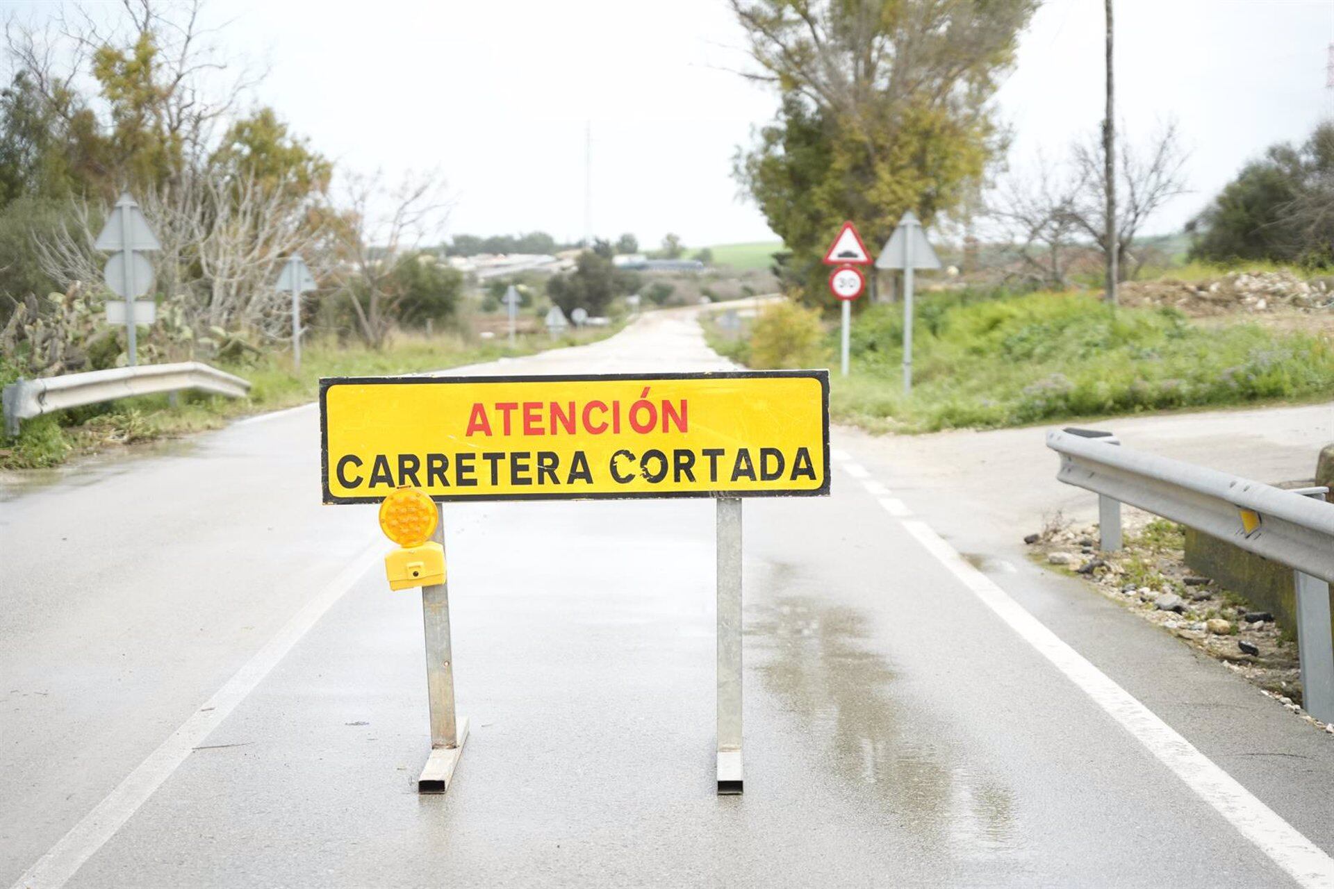 Las carreteras de Las Mesas y La Ina mantienen tramos cerrados al tráfico tras la crecida de los arroyos