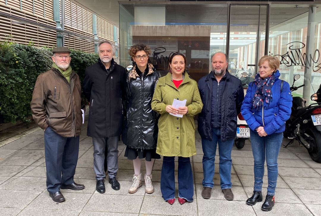 Representantes socialistas en la Plaza ded Abastos de Palencia