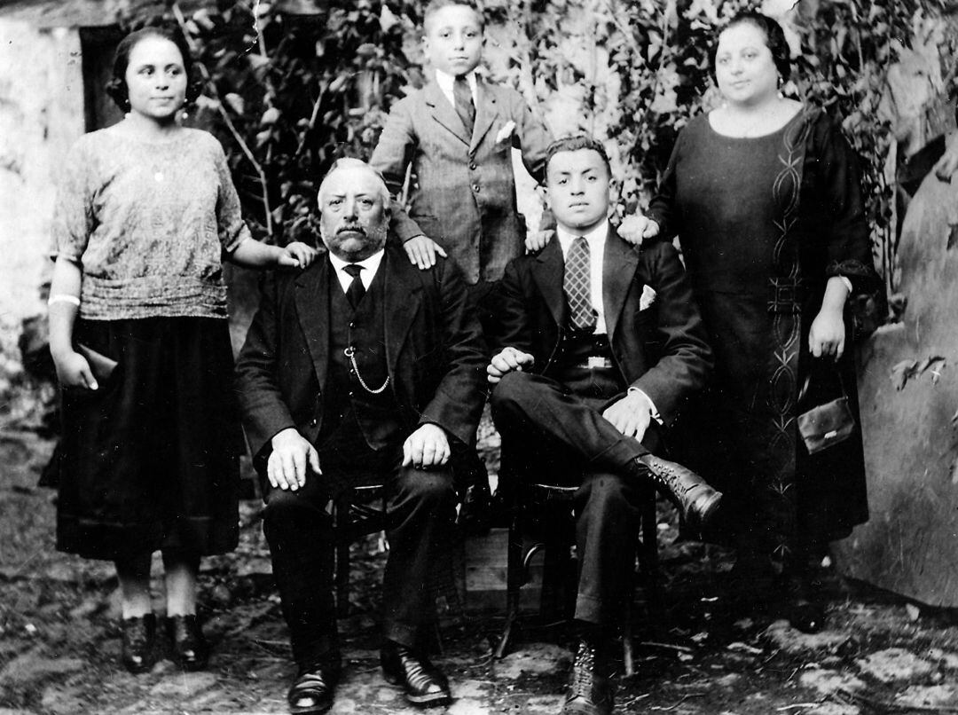 Elpildio Gonzalez, sentado junto a su padre, y sus tres hermanos, hacia 1922