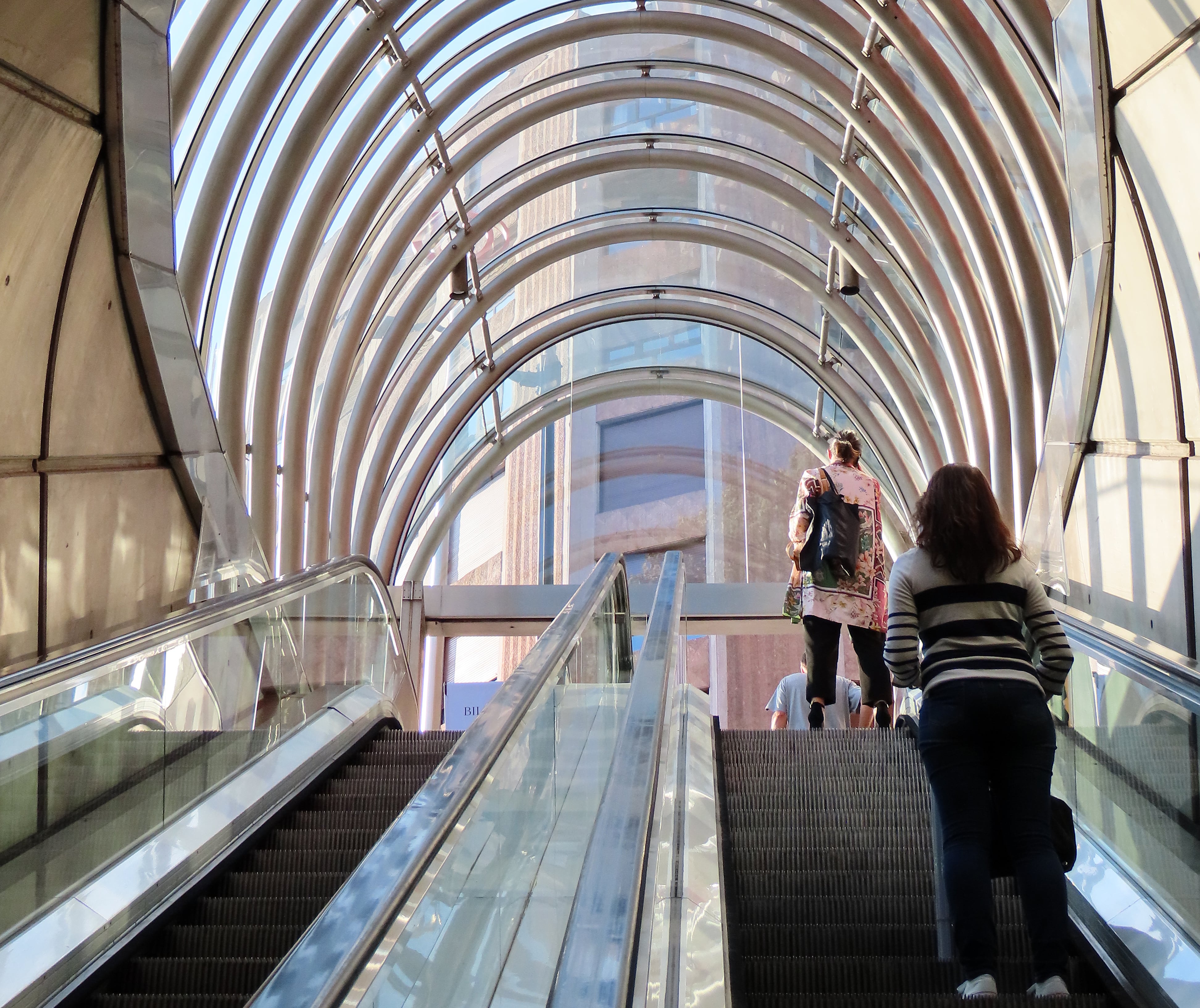 El 'fosterito' de una de las salida de la estación de Moyua.