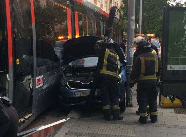 Los bomberos han excarcelado a la conductora de este vehículo tras el accidente con el tranvía