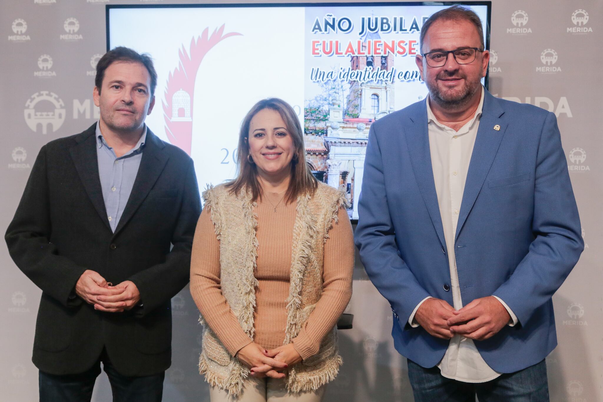 El alcalde de Mérida, Antonio R. Osuna y responsables municipales de Año Jubilar, Ana Aragoneses y Cultura, Antonio Vélez en la presentación de los actos. Foto: Ayto. de Mérida