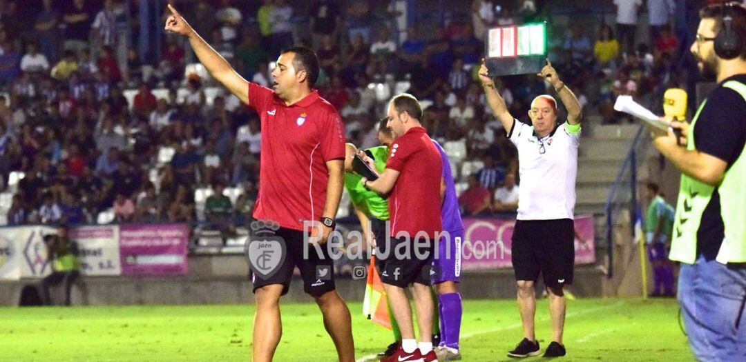 Germán Crespo dando órdenes desde el banquillo.