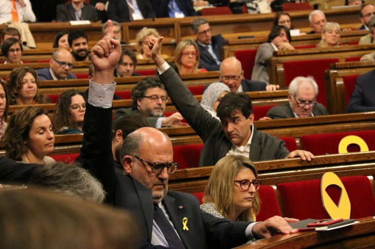 Los portavoces de JxCat, Eduard Pujol, y de ERC, Sergi Sabrià, marcan el sentido del voto independentista en el debate de la reforma de la Ley de Presidencia 