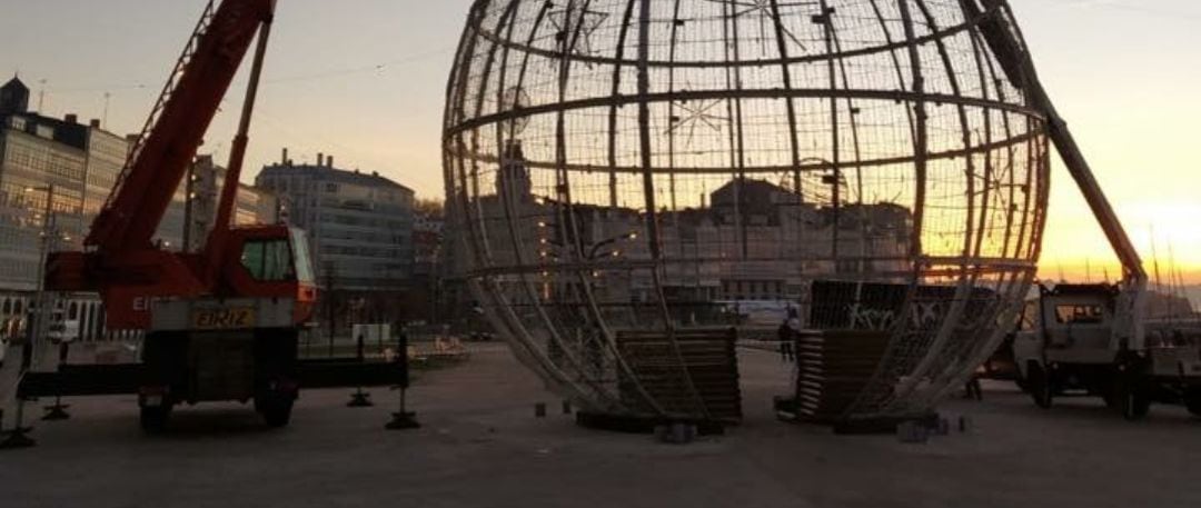 Operarios desmontan la Bola de Navidad en A Coruña