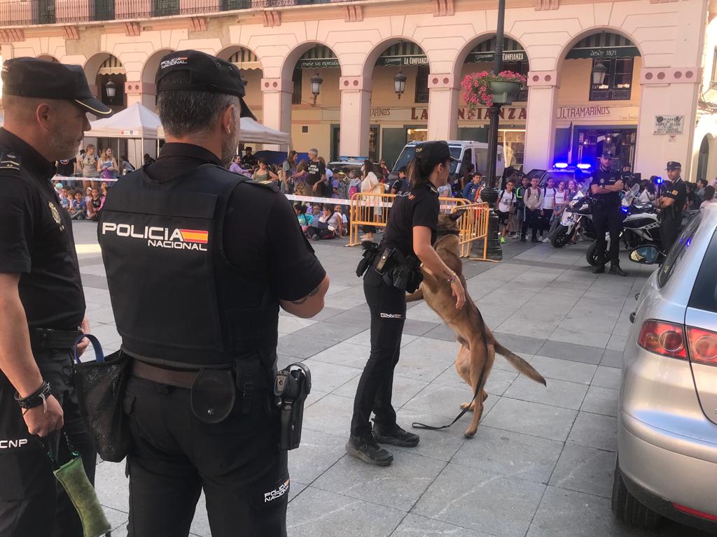 Los guías caninos de la Policía Nacional son la verdadera atracción entre los más pequeños