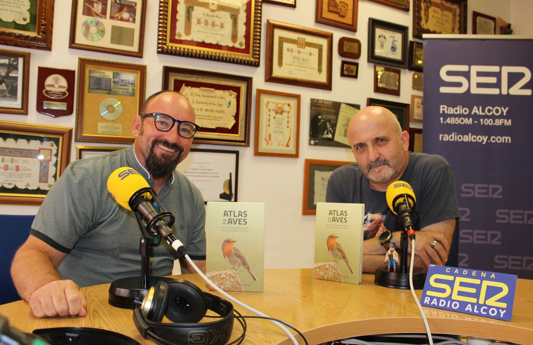 Vicent Ferri y Pep Cantó, junto a ejemplares del libro &#039;Atlas de las Aves&#039; de las sierras de Font Roja y Mariola