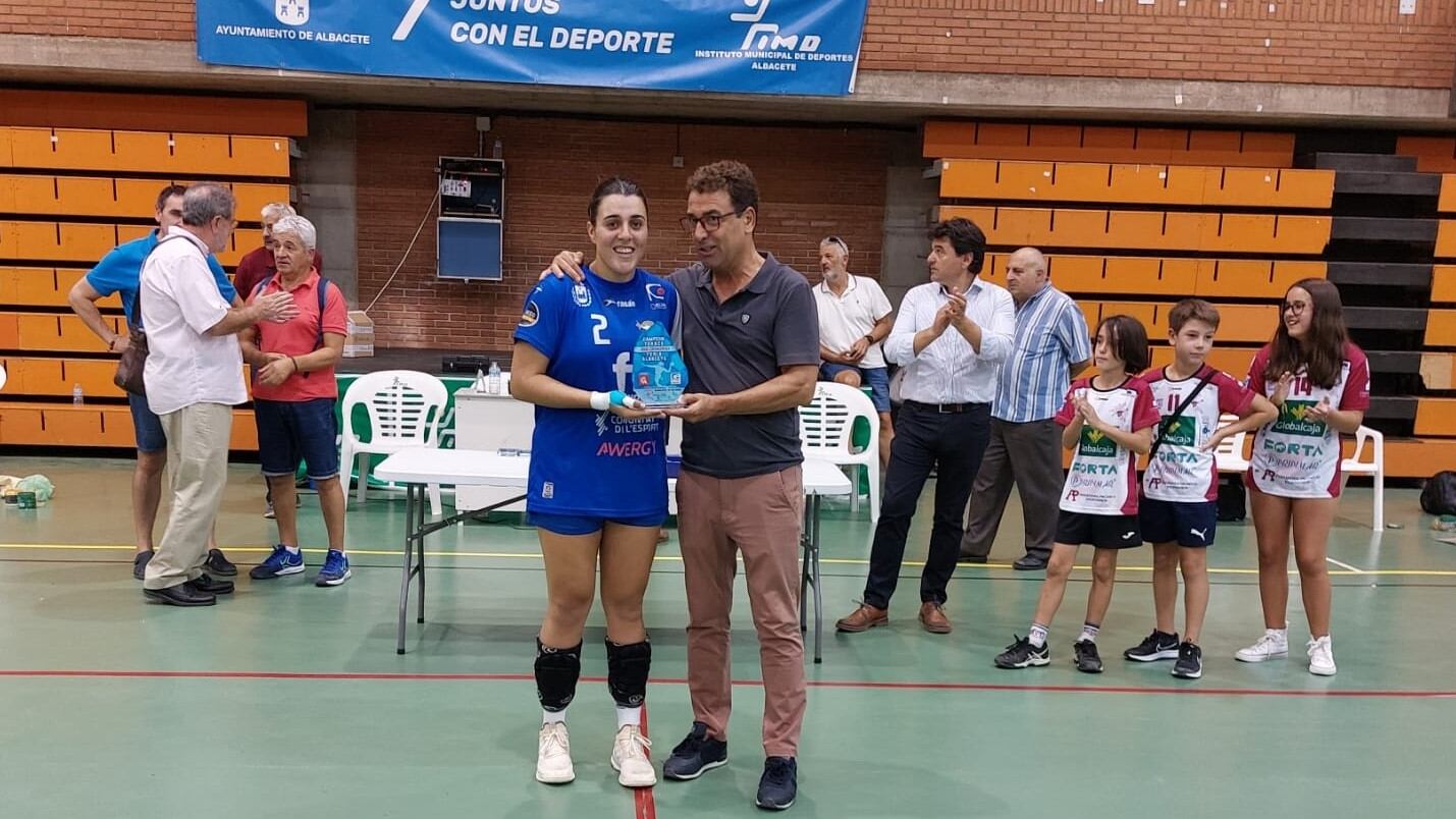 La capitana del Elda Prestigio, Lucía García recogió el trofeo de campeón