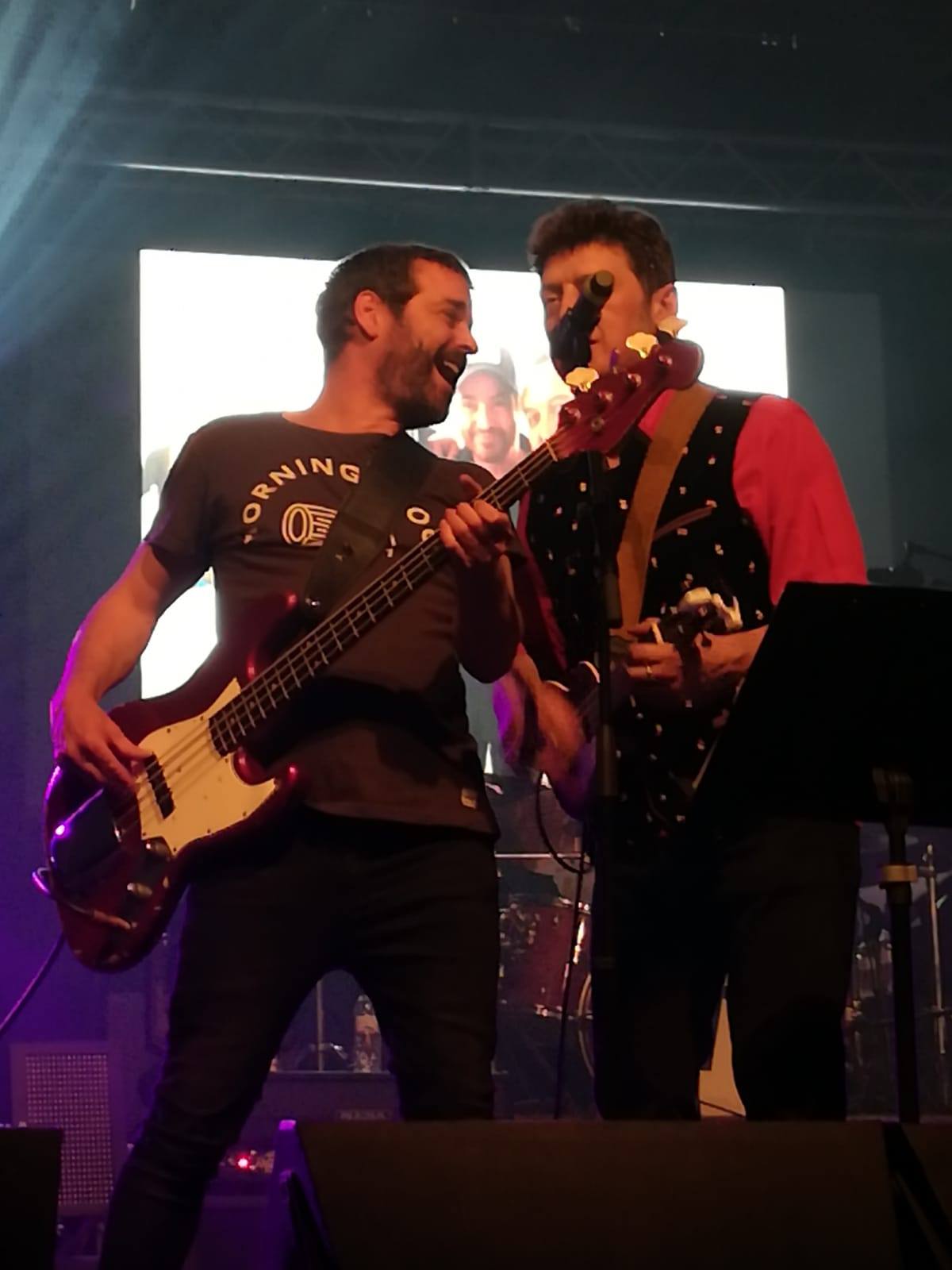 Alvaro Fuentes (izquierda en la foto), Músico fundador de La Oreja de Van Gogh y Premio Especial / Homenaje Festival Fat 2024 participará en el programa