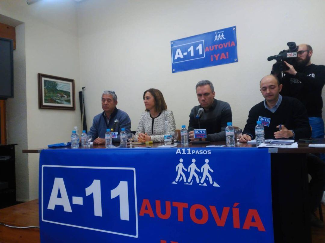 Izquierdo y Barcones durante su visita a Peñafiel, junto con miembros de la plataforma A11 Pasos