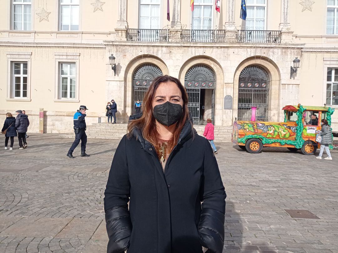 Miriam Andrés a las puertas del ayuntamiento de Palencia