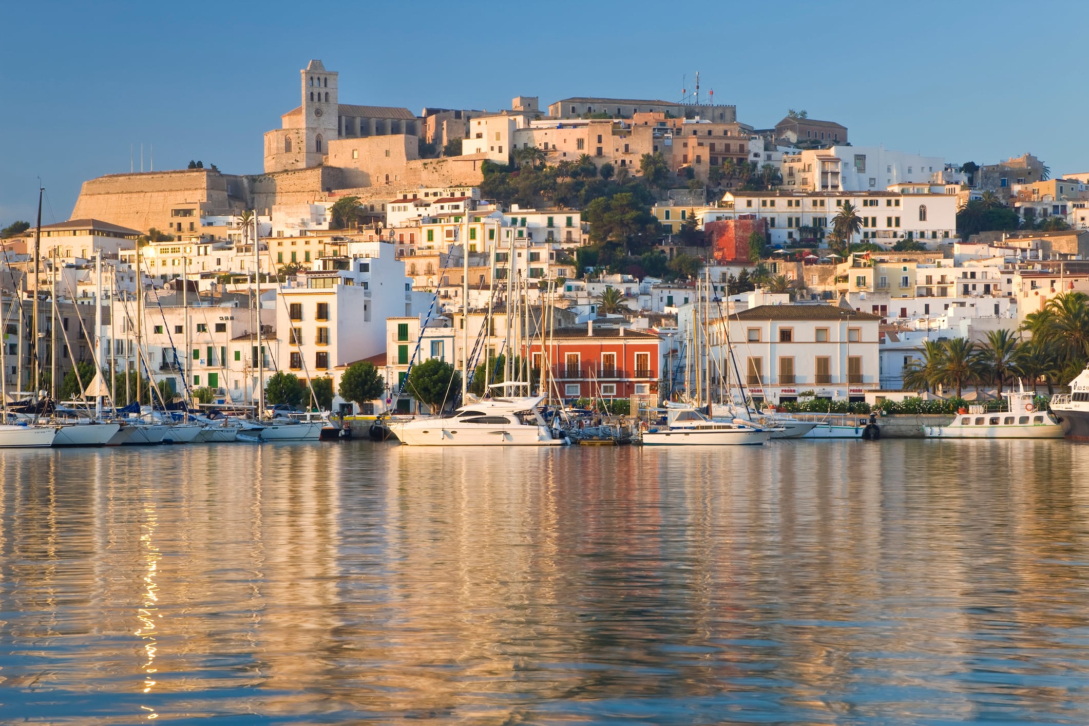 Puerto y casco antiguo de la ciudad de Ibiza.