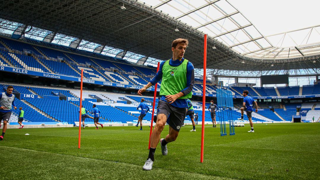 Diego Llorente se ejercita en primer plano con las gradas vacías de fondo. Así estarán el domingo