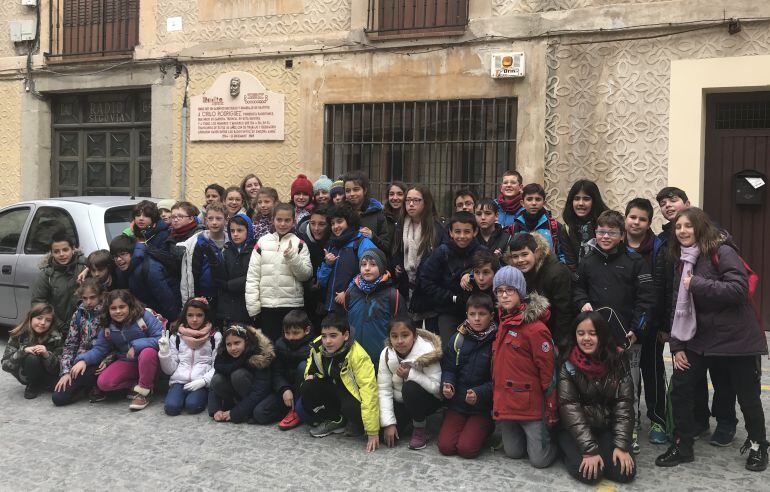 Los escolares de 4º,5º y 6º de primaria del Colegio Las Cañadas de Trescasas a las puertas de la emisora