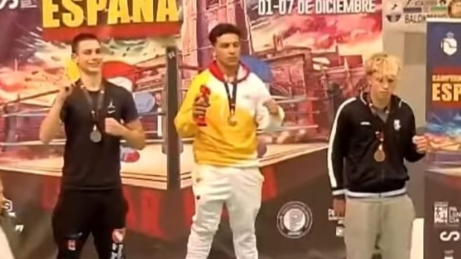 El púgil del Eldabox en lo más alto del podio