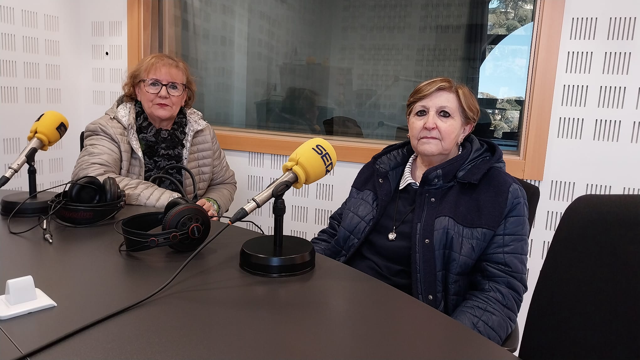 Conchi Buendía (d), presidenta, y María Hernández, vicepresidenta, de la Casa de Extremadura de Valdemoro. Buendía preside además la federación madrileña.