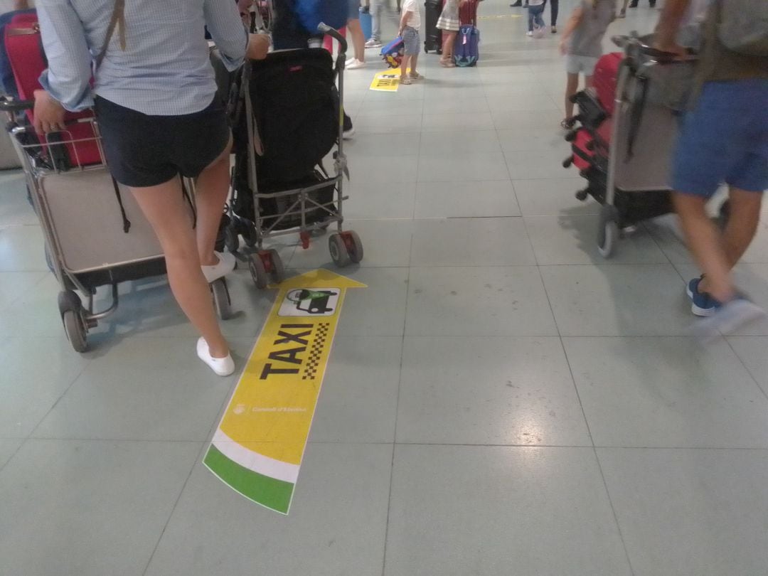 Carteles sobre el buen uso del taxi en el Aeropuerto de Ibiza