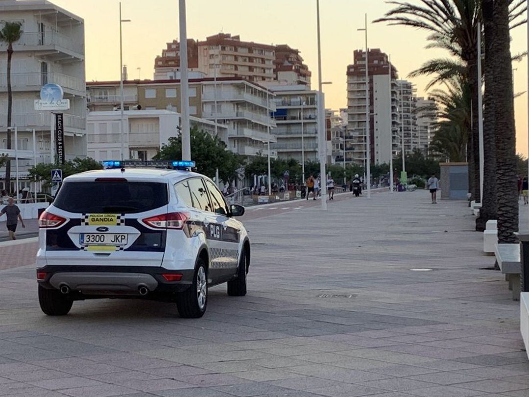Policía Local de Gandia en la playa 