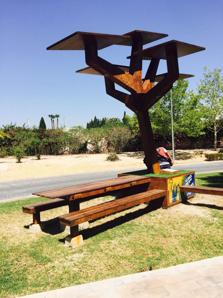 Árbol fotovoltaico en el campus de San Juan de la UMH