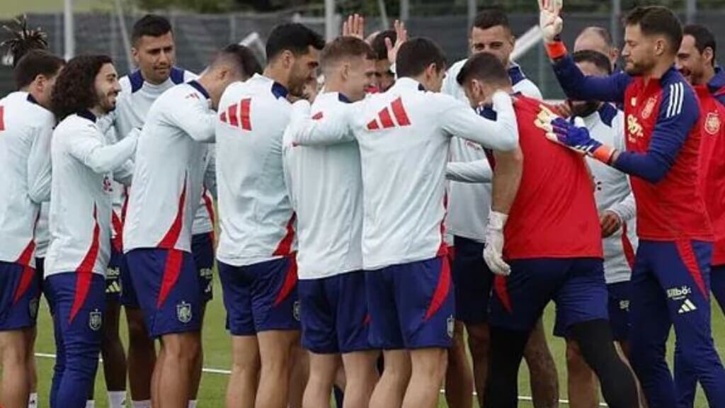 Unai Simón celebra su cumpleaños con el resto de sus compañeros de selección