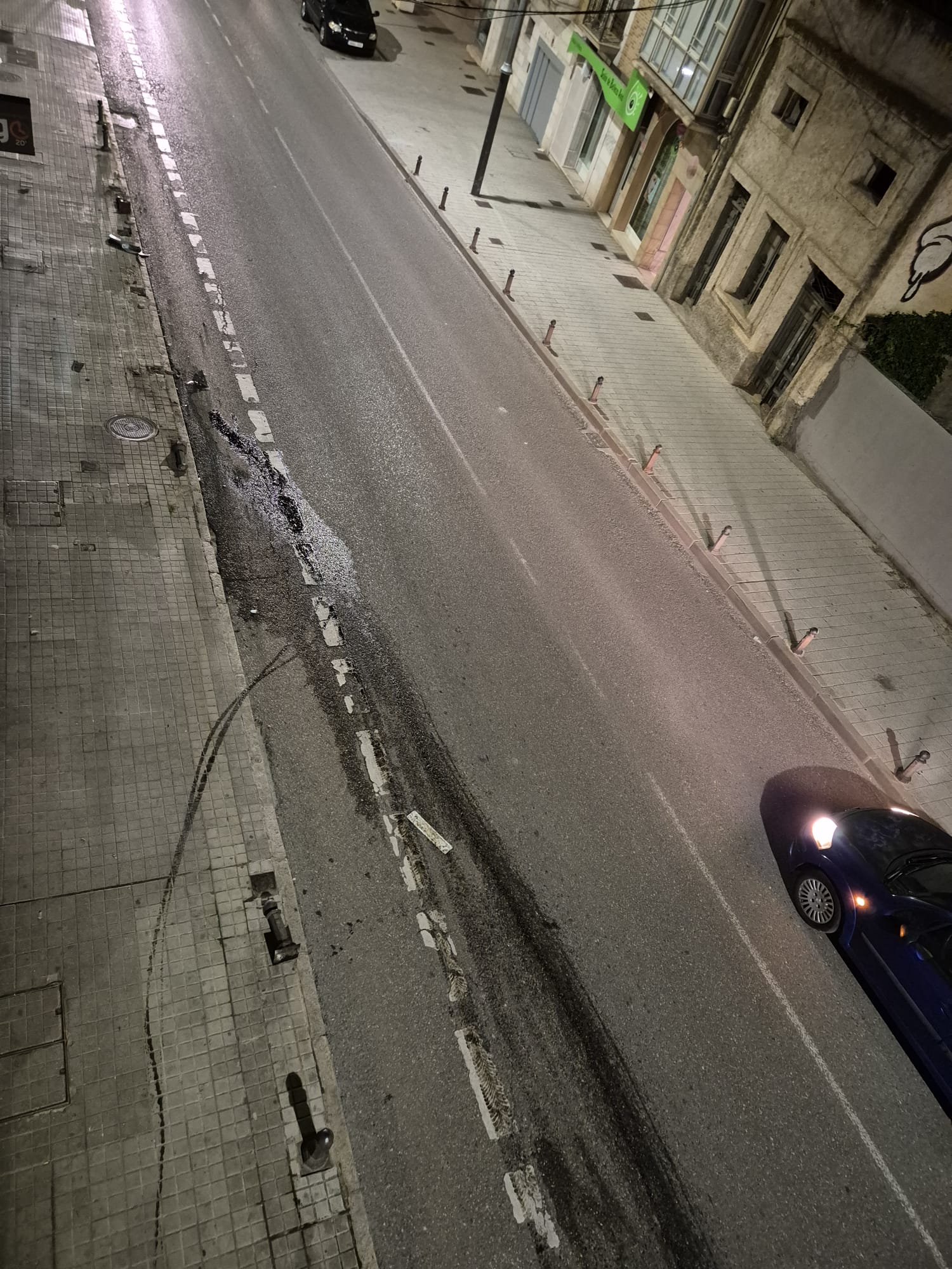 Imagen ciudadana donde se aprecian los bolardos dañados y el reguero dejado por el vehículo accidentado