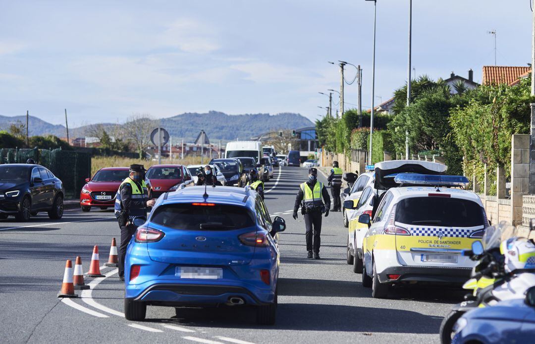 Agentes de la Policía Municipal realizan controles de movilidad en la rotonda de Corbán, que regula la entrada y salida de Santander, Cantabria (España), a 5 de noviembre de 2020.