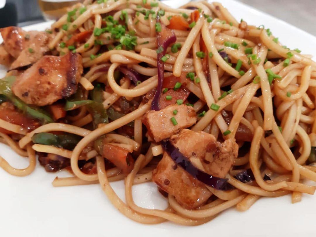 Wok de noodles con pollo y verduras