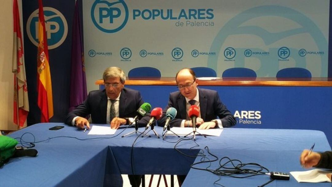 Los procuradores palentinos presentando la proposición
