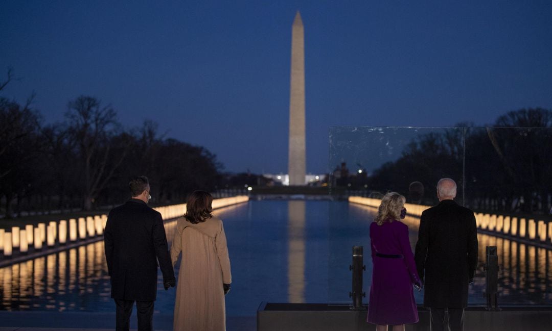 El presidente estadounidense y la primera dama, junto a la vicepresidenta y su marido, durante una ceremonia en memoria de las víctimas de la COVID-19 el 19 de enero