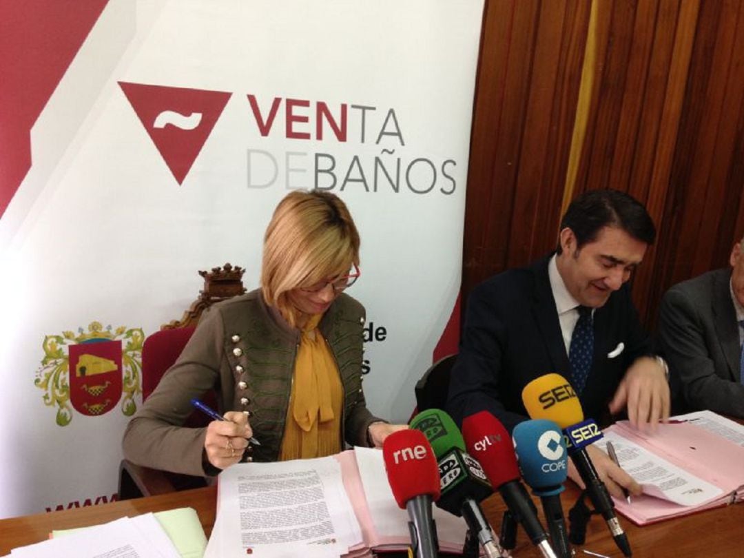 Rosa Juanes, Alcaldesa de Venta de Baños (Palencia) junto al consejero de Fomento de la Junta