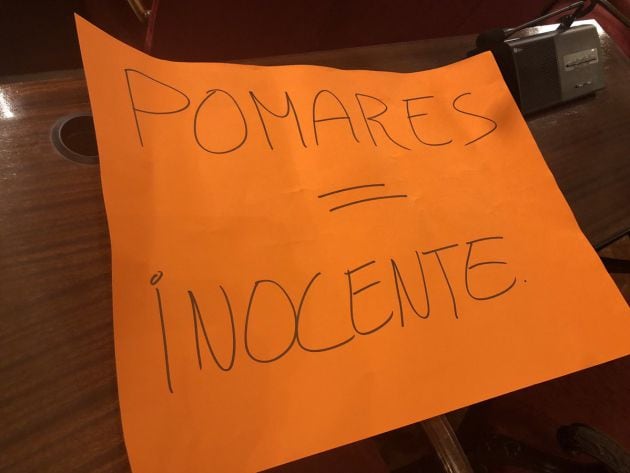 Uno de los carteles que han mostrado los vecinos de Villas del Arenal