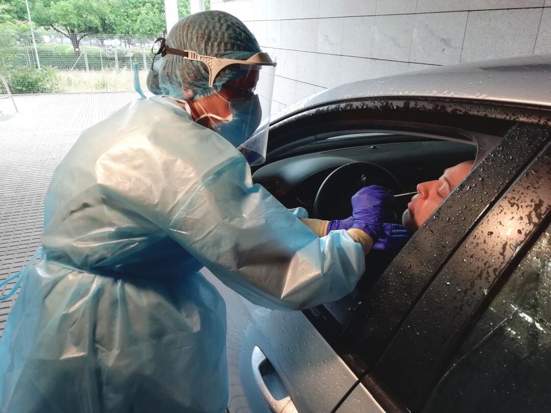 Imagen del personal sanitario realizando un test