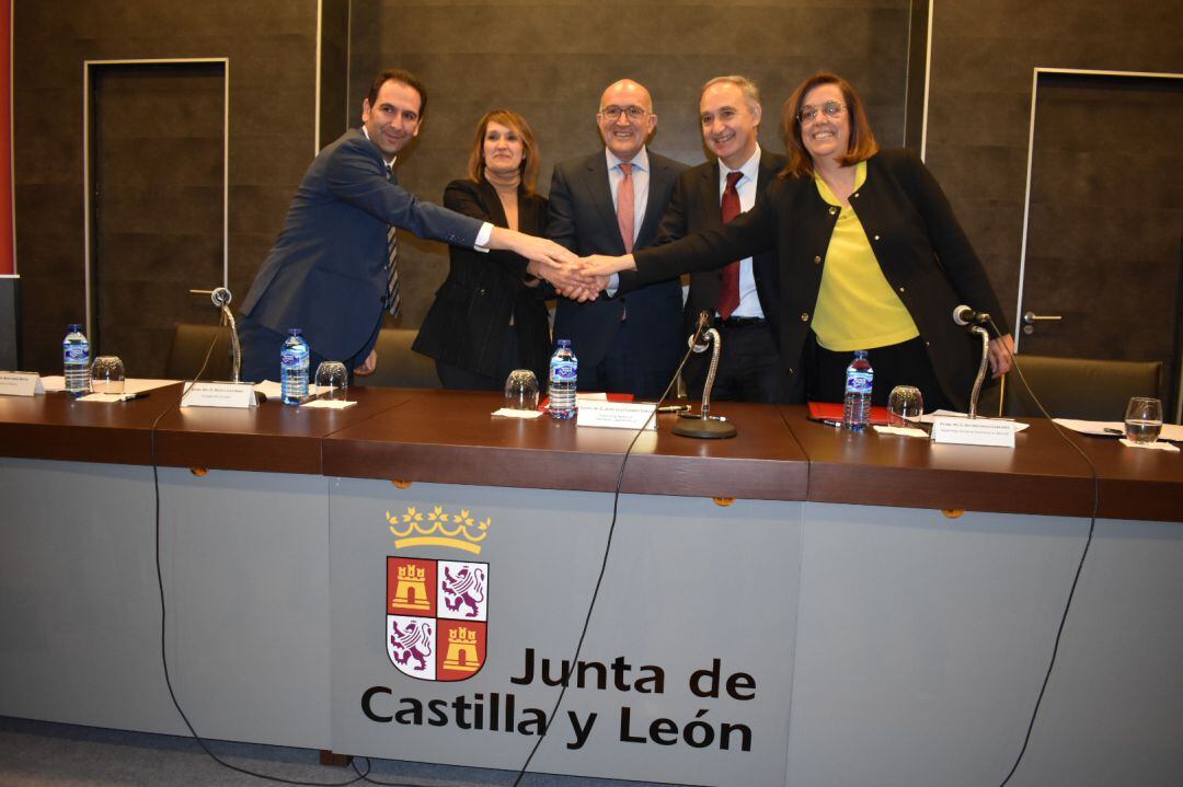 Imagen de la firma del convenio en Palencia