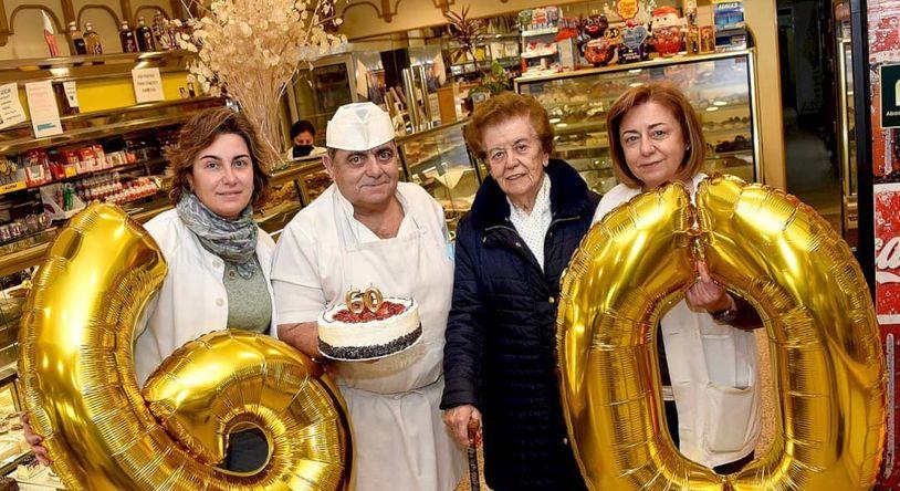 Celebración del 60 aniversario de Confitería Marisol en 2021. En la foto, junto a Sonia y Marisol, su hermano Miguel Ángel y su madre María.